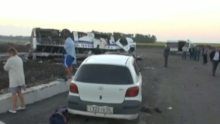 ДТП под Ставрополем: автобус врезался в бетонные блоки