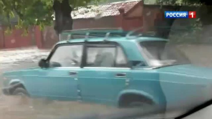 Тропический ливень в столице: несколько человек чуть не утонули