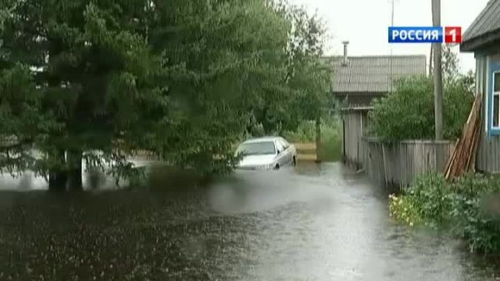 Наводнение в Амурской области: местным жителям помогают военные