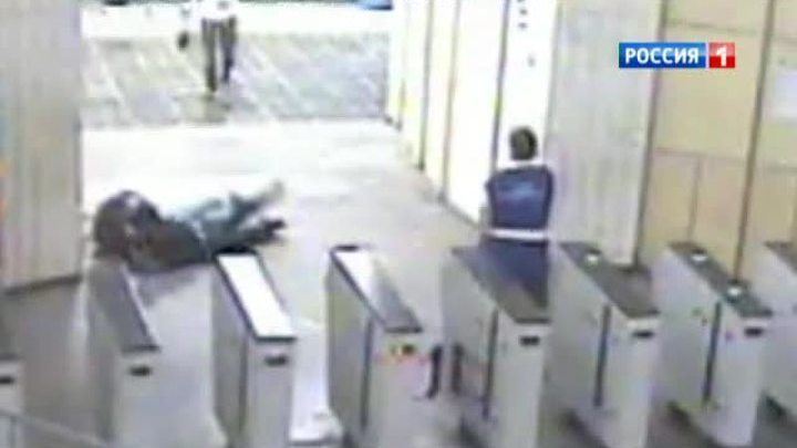 Пьяный пассажир метро напал на полицейского