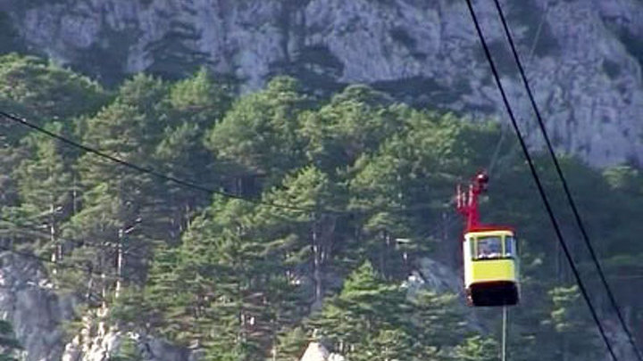 В Крыму туристы застряли на канатной дороге