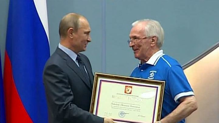 Владимир Путин вручил награды хоккейному клубу "Динамо"