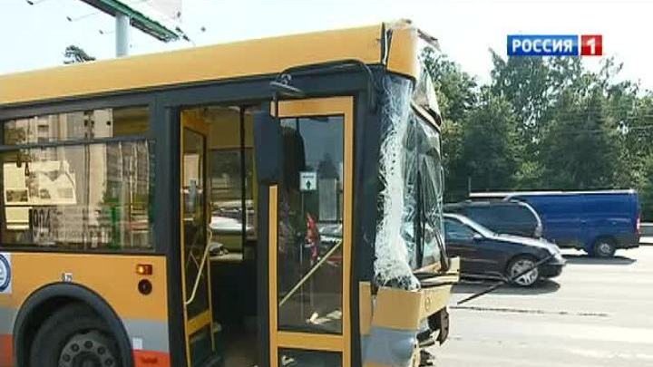 На северо-западе Москвы автобус врезался в троллейбус
