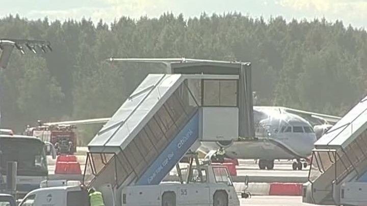 Ан-148 с лопнувшей шиной пошел на посадку в Пулкове