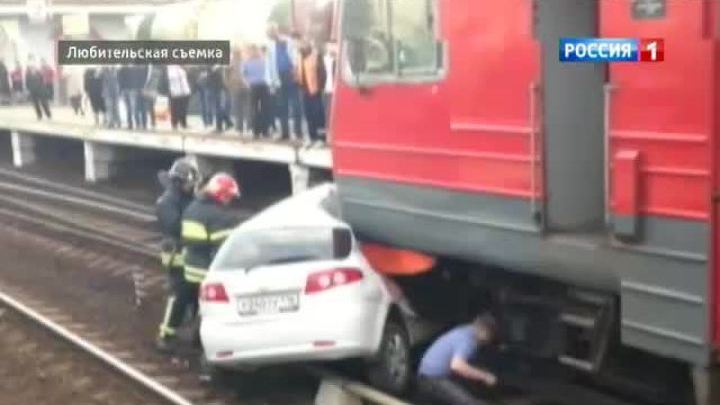 Электричка протаранила автомобиль: первые кадры с места ЧП