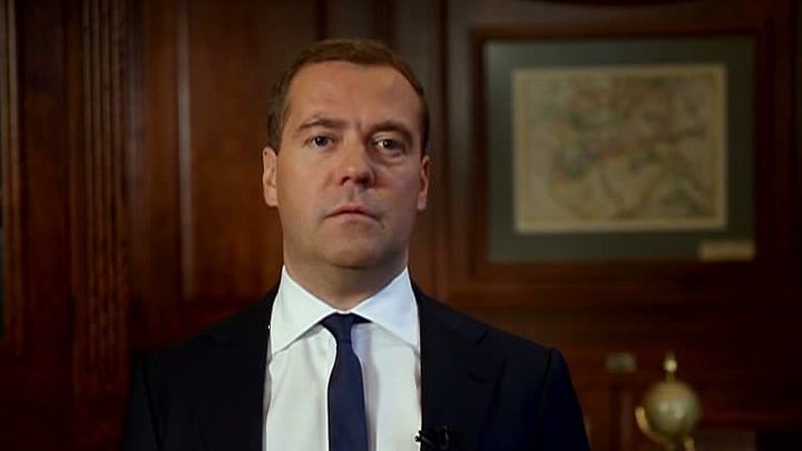 Медведев в видеоблоге поздравил школьников с Днем знаний