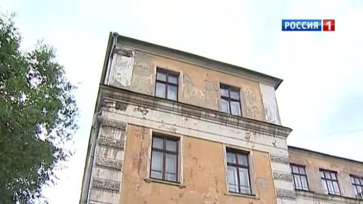Вместо учеников по новосибирской школе гуляет ветер