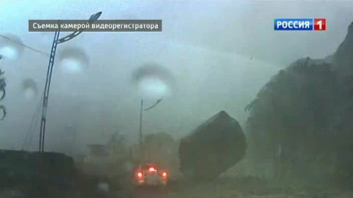 Автомобиль под каменным дождем заснял видеорегистратор