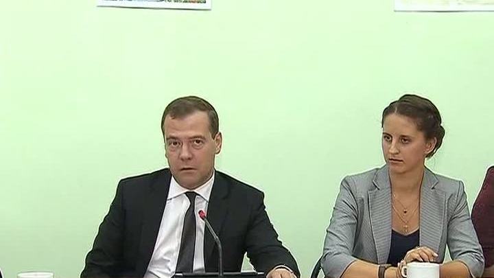 Дмитрий Медведев рассказал школьникам о Конституции