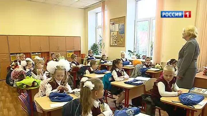Цветы, линейки и первый звонок: московские первоклашки приняли эстафету