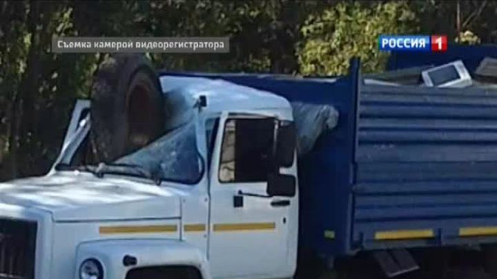 К водителю грузовика в кабину залетело колесо
