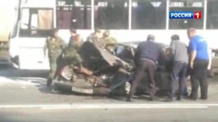 Вывалившаяся с грузовика труба раскатала "Ладу" всмятку