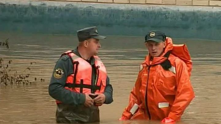 Наводнение на Амуре: люди ждут спасателей на крышах домов