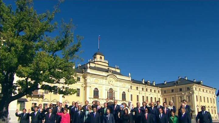 "Двадцатка" сфотографировалась перед Константиновским дворцом