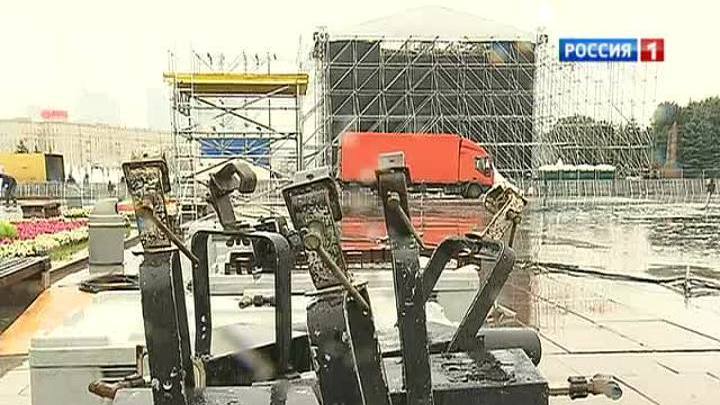 Цветные вспышки в небе, столбы огня на земле - праздничные шоу в столице