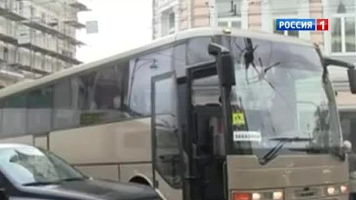 На Волхонке туристический автобус столкнулся с иномаркой