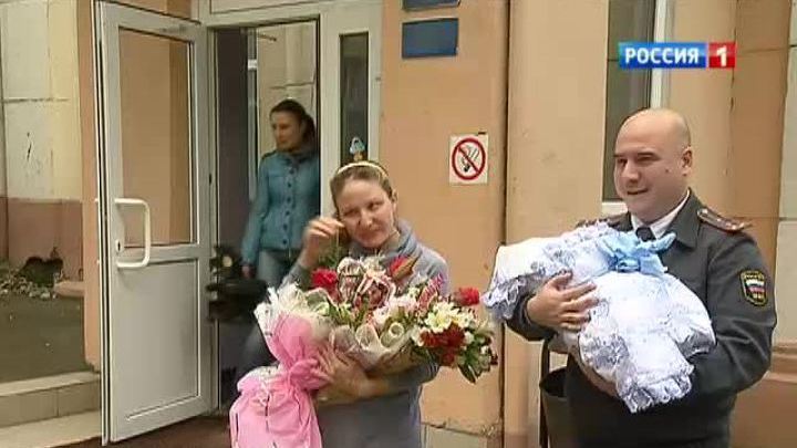 Сотрудники ДПС присутствовали на выписке мальчика, роды которого они принимали