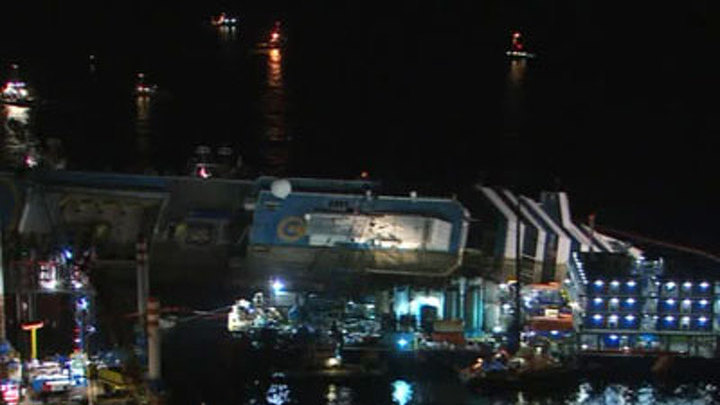 Costa Concordia приподняли на 4 метра