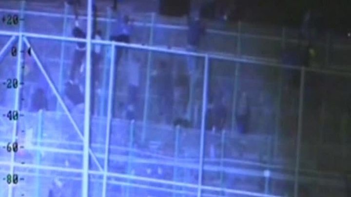 Сотни беженцев из Марокко взяли штурмом забор на границе с Испанией