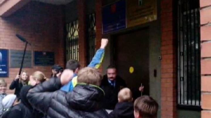 Москвичи, возмущенные закрытием школы, потребовали проводить уроки в управе