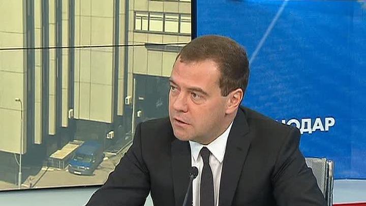 Медведев: Украине не усидеть не двух стульчиках