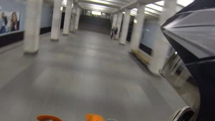 Экстремал рассекал на мотоцикле в столичном метро