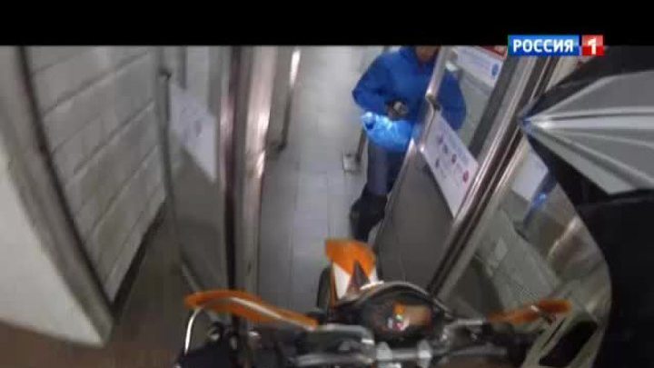 12 секунд "славы": байкер на мотоцикле потряс московское метро