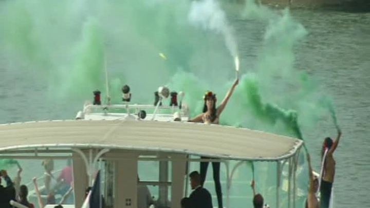 FEMEN: парижские каникулы топлесc