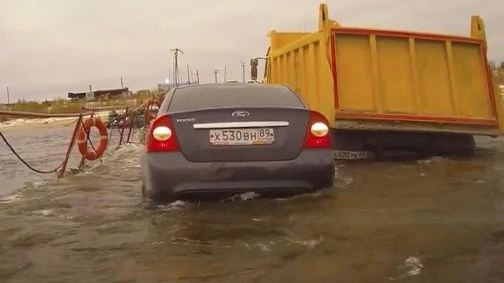 На Ямале грузовик утопил понтонную переправу