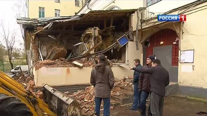 Незаконную пристройку к Екатерининским казармам начали сносить