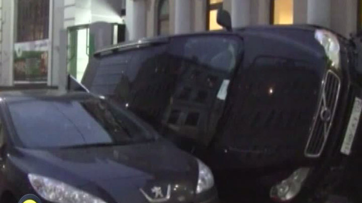 В Москве водитель припарковал машину боком. Видео очевидца