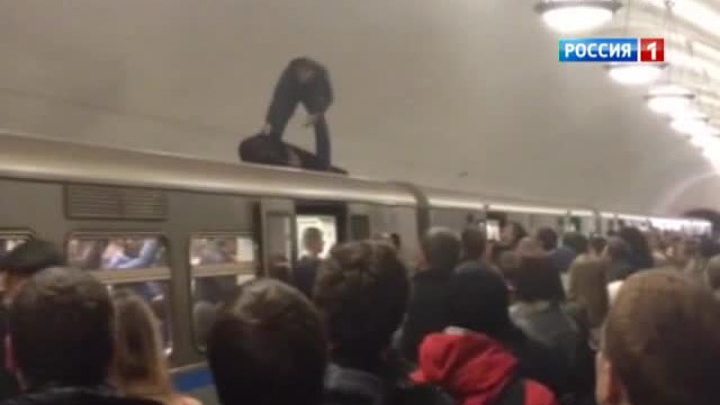 Пьяный джигит оседлал вагон метро