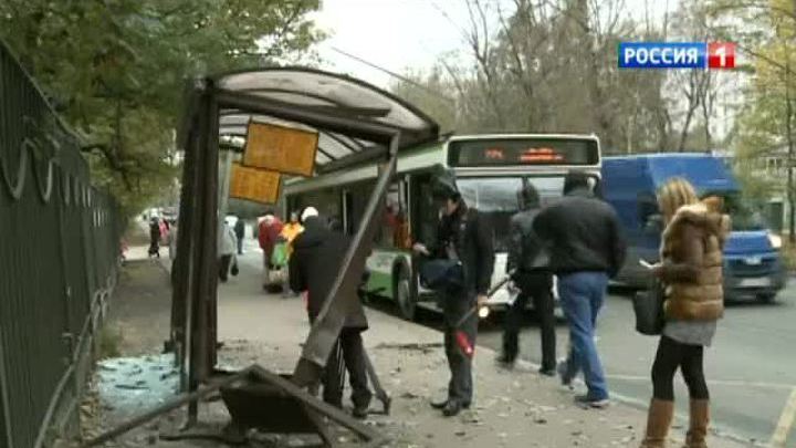 Наезд иномарки на остановку: водитель скрылся