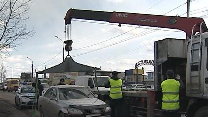В Иркутске увезли на штрафстоянку внедорожник с ребенком внутри