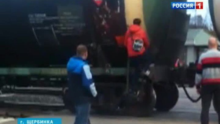 В Щербинке товарный поезд прализовал движение пешеходов
