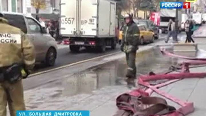 В цетре Москвы у ресторана загорелась крыша