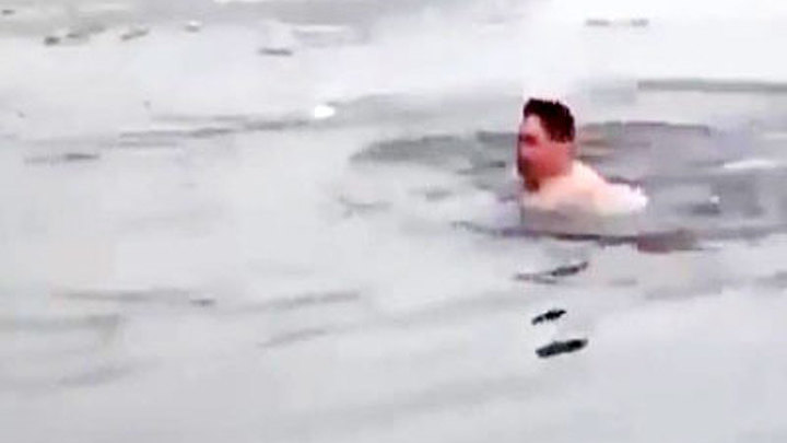 Российские моряки искупались в ледяной воде Арктики