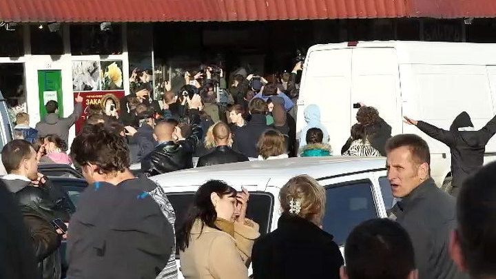 Агрессивная молодежь пыталась поджечь универмаг в Западном Бюрюлево