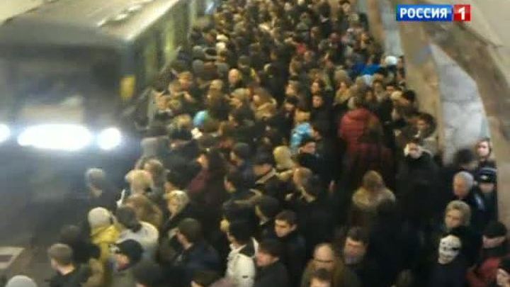 В московской подземке человек упал на рельсы