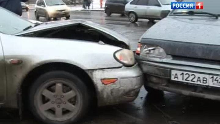 В Кемерове машина врезалась в автобусную остановку