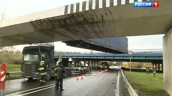 Фура застряла под эстакадой и заблокировала Рублевку