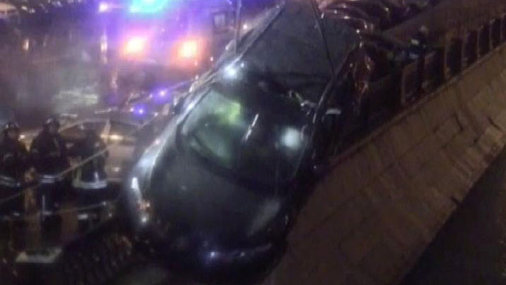 В центре Москвы автомобиль упал в реку