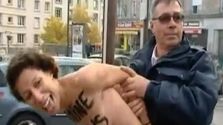 Активистки Femen с помощью голой груди призвали Марин Ле Пен раскаяться