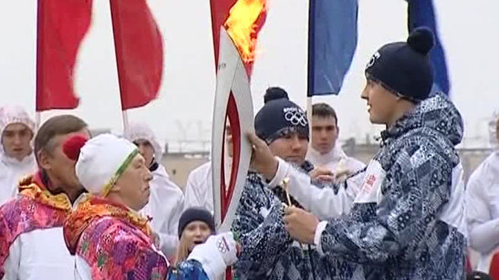 Олимпийский огонь зажегся в Петербурге