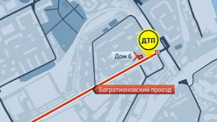 В Москве джип протаранил остановку: четверо раненых