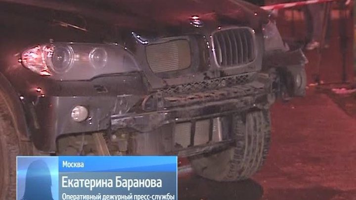Москва: внедорожник въехал в остановку и ранил четверых