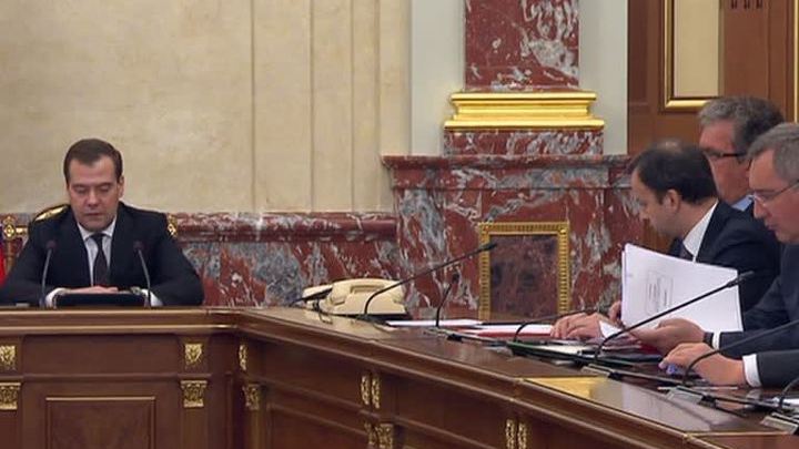Медведев призвал быстрее находить выплаты многодетным семьям