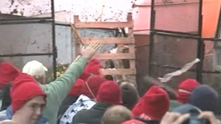 Недовольные эконалогом во Франции забросали полицию камнями