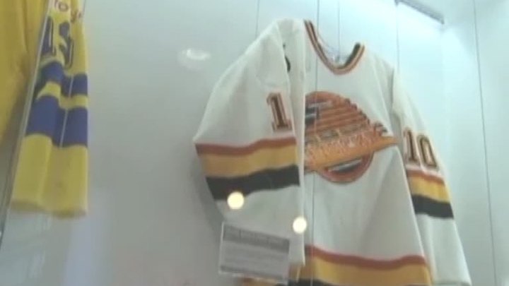 Клуб НХЛ Vancouver Canucks пожизненно закрепил номер 10 за Павлом Буре