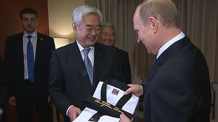 Путину присвоили девятый дан в тхэквондо